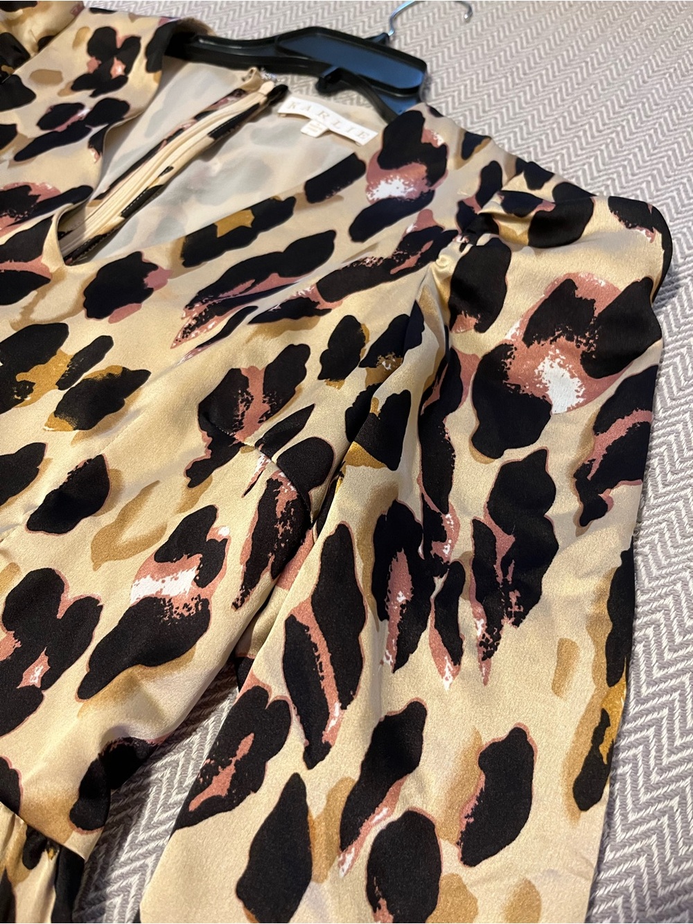 KARLIE Leopard Print Puff Sleeve Peplum Top. Zipper back. So cute! Large. - Picture 3 of 10